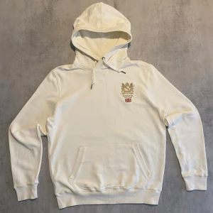 Vit Morris hoodie  - Jag Säljer en fet tröja från Morris| skicket på tröjan är bra 8/10  | storlek L| ny pris 2000: mitt pris är 499 | skriv vid frågor och funderingar  