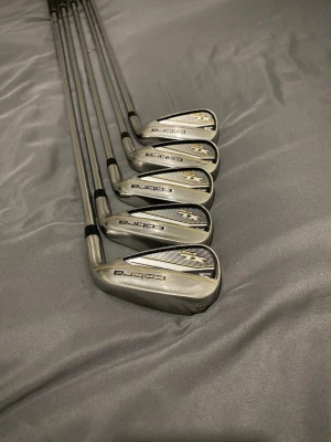 Cobra XL Speed Irons 6-PW - Säljer ett set med sex stycken Cobra järnklubbor i silverfärgat stål. Klubborna har svart och guld detalj på klubbhuvudet och klassisk räfflad träffyta. Perfekt för dig som vill uppgradera din golfutrustning.