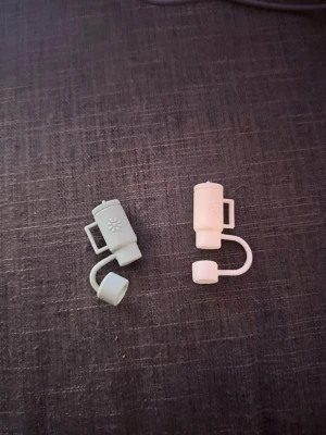 Sugrörs skydd - Säljer 2 stycken sugrörs skydd, passar till Stanley muggar. 1 är använd 1 gång 