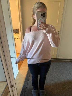 Ljusrosa off shoulder stickad tröja -  Ljusrosa off shoulder stickad tröja från H&M Divided i storlek M. Helt oanvänd.