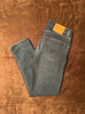 Levis jeans - Feta jeans från Levis! | De är i nyskick utan några som helst defekter | Nypris: 1400kr | Modell: Levis 502 (sitter alltså straight/regular) | Skick: 10/10 | Storlek: 31/32 | Hör gärna av dig vid frågor!!