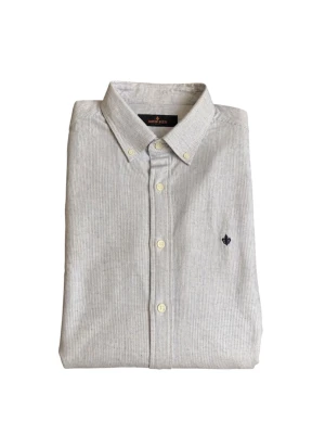 Ljusgrå skjorta från Morris - Klassisk ljusgrå skjorta från Morris med diskret rutigt mönster och broderad logga på bröstet. Skjortan har knappar hela vägen, skick 9/10 inga hål eller defekter, Nypris 1300kr säljer denna för endast 349kr