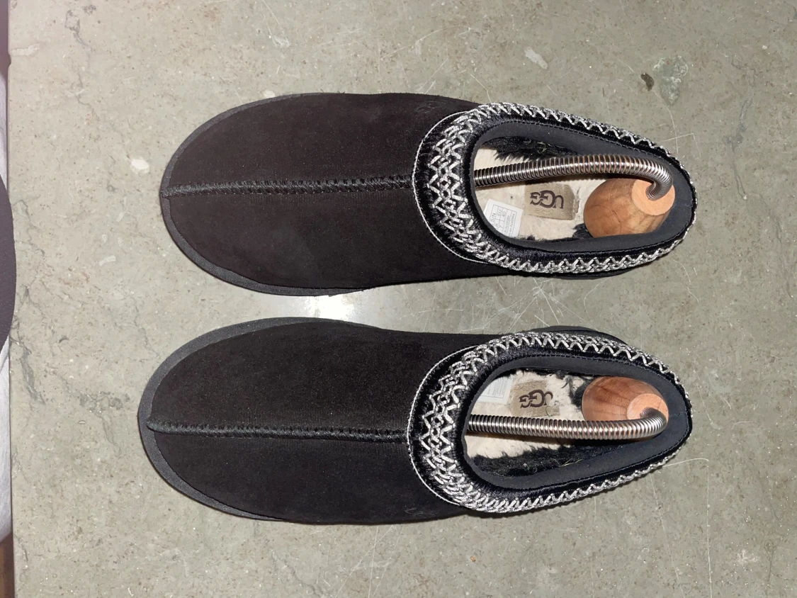 Svarta UGG tofflor med mönstrad kant - 2