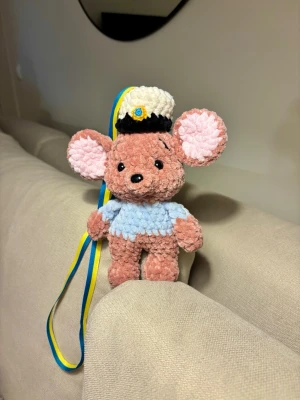Studenthänge lilla Rue - Virkat studenthänge, jag har använt mjukt garn samt tygsnöre så man kan ha den runt halsen på studenten. Föreställer lilla Rue från Nalle Puh!  Perfekt om du känner någon som ska ta studenten 🎁 