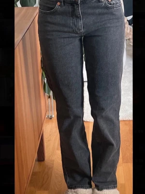 jeans - mörkgråa/svarta raka jeans från Mango, lite för korta på mig som är 165. Mid waist. Fint skick