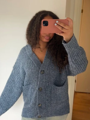 Blå tjock stickad tröja med fickor - Säljer denna supermysiga blåa stickade tröjan med stora fickor💙