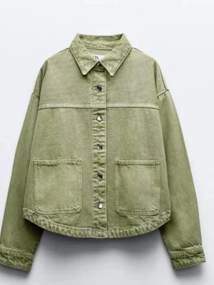Grön jeans jacka från ZARA - Snygg jeans jacka i ljusgrönt från ZARA med avslappnad passform. Jackan har två stora fickor framtill, knäppning med metallknappar och klassisk krage. Pris går att diskutera.