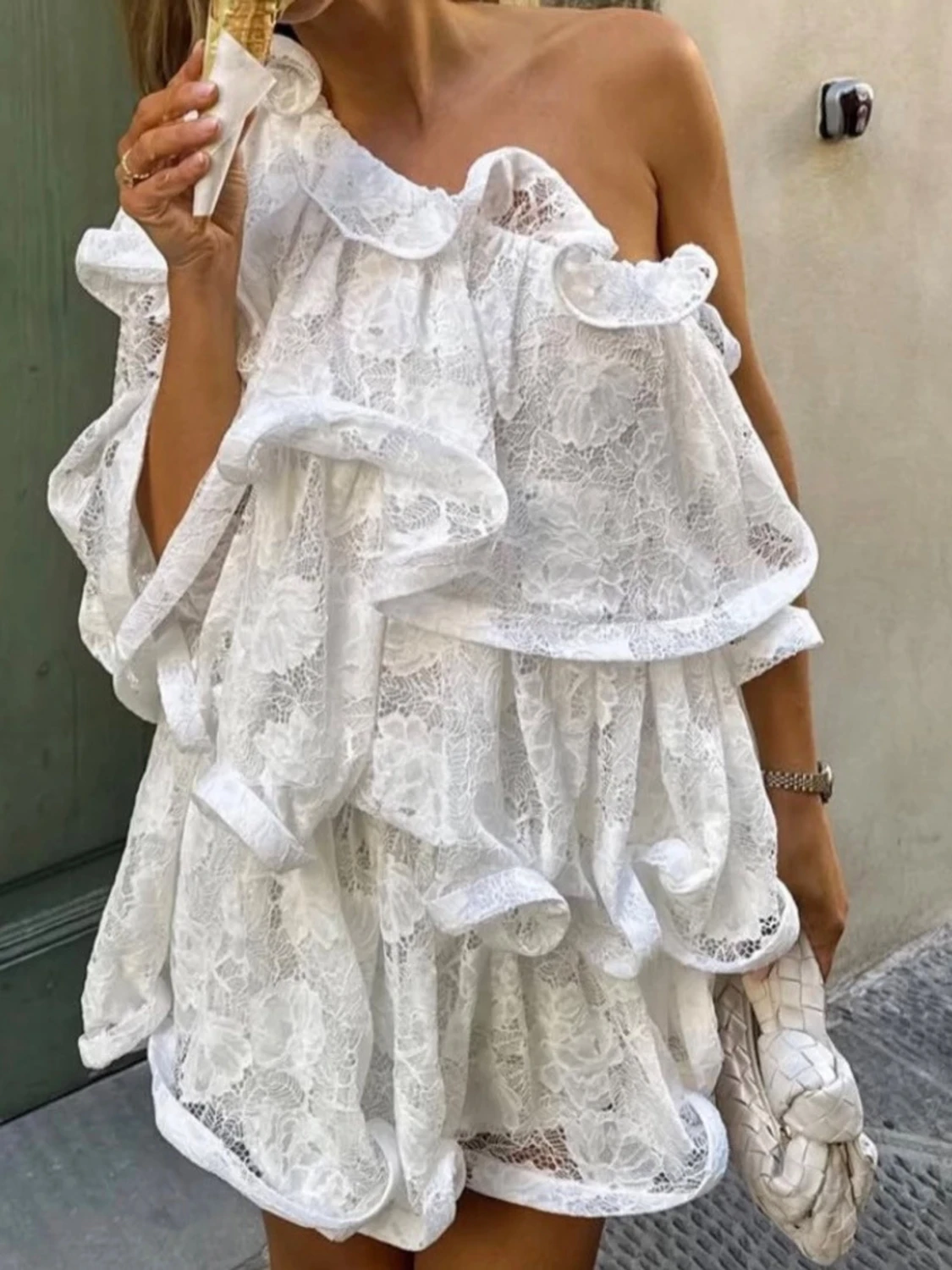 Vit spetsklänning med volanger - 1