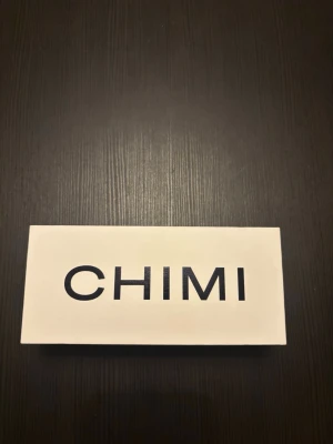 Chimi solglasögon - Snygga solglasögon från Chimi, levereras i en stilren vit förpackning med tydlig logotyp. Perfekt accessoar för att lyfta din stil. Knappt använda och inget slitage på dem. 