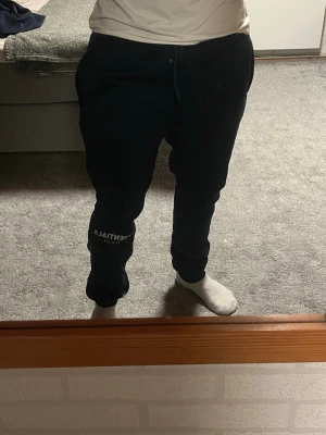 Mörkblå Essentials mjukisbyxor - Mörkblå mjukisbyxor från Fear of God Essentials. Perfekta för en avslappnad och trendig stil. 100% Polyseter. Skriv vid frågor, jag svarar snabbt!