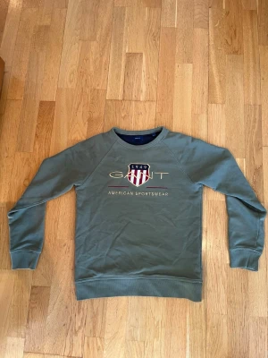 Gant tröja - Säljer nu en riktigt snygg olivgrön Gant tröja. Tröjan är sparsamt använd och fortfarande i väldigt fint skick. Den är i storlek 146/152 (11-12 år) vilket motsvarar ungefär xs. Vid frågor eller funderingar är det bara att höra av sig.