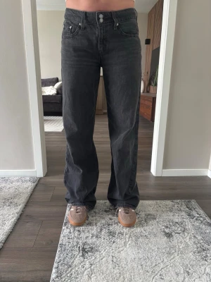 Superlow loose Levi’s Jeans  - Lågmidjade löst sittande Levis byxor i färgen svar/grå. Knappt använda, pris går att diskutera 