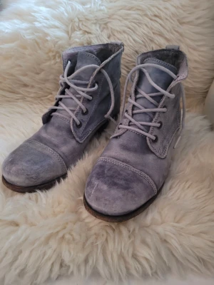 Blå mockakängor från Ten Points - Säljer ett par snygga blå kängor från Ten Points i mjuk mocka. Klassisk modell med snörning framtill och robust sula. Perfekta för dig som vill ha en stilren och bekväm sko till höst och vinter. Passar till både jeans och kjol.