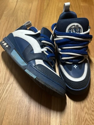 Iv skates - sköna Iv skates i blå vit strlk 43 med dubbla snören och chunky design, skriv för mer information!