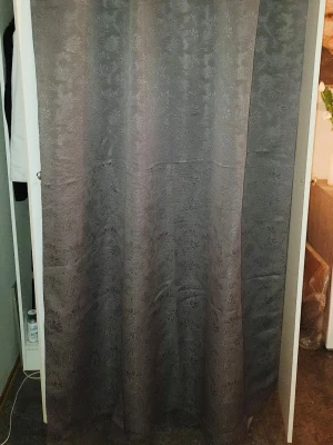 Grå gardinlängder med blommigt mönster - Säljer två gråa gardinlängder med diskret blommigt mönster i tyg med struktur. Gardinen har en elegant känsla och passar perfekt för att skapa en mysig atmosfär i rummet. Materialet är tjockt och ger ett fint fall. Perfekt för dig som vill ha något stilrent men ändå med lite detalj.