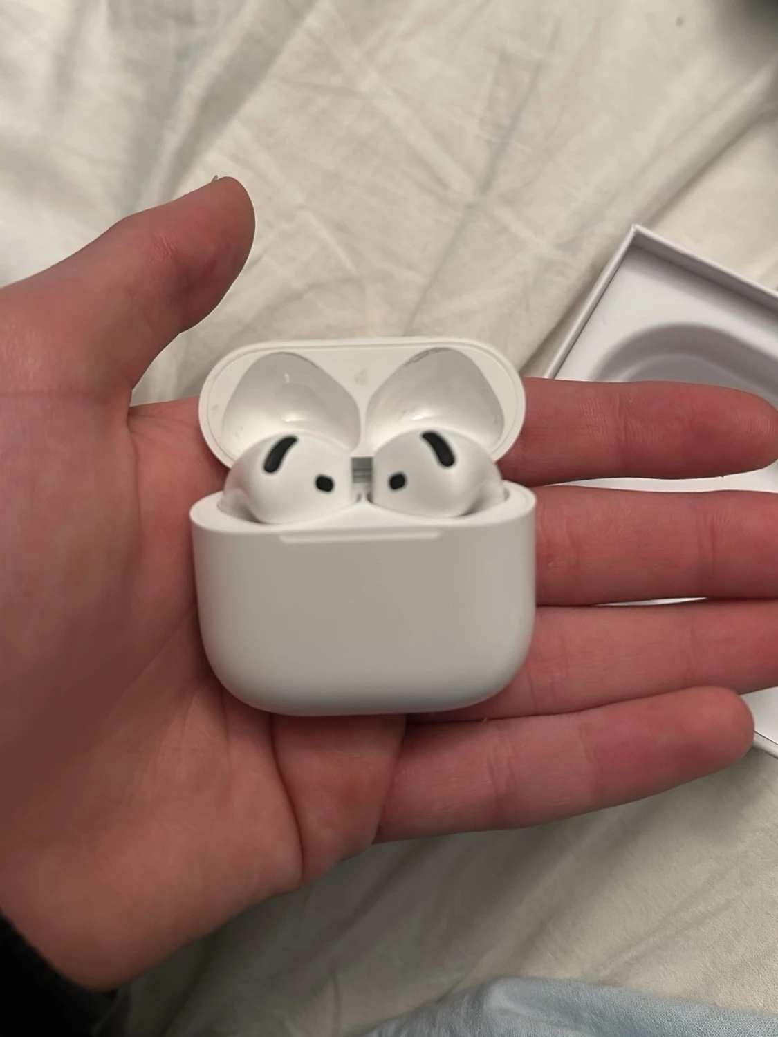 Vita trådlösa hörlurar Apple AirPods 4  - 2