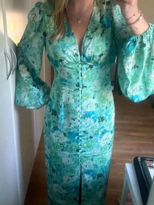 Adoore klänning - Säljer min super fina klänning från Adoore! Endast använd en gång så är i toppen skick🩷🩷