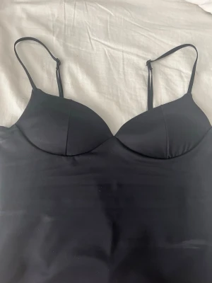 Svart trendig topp från Gina Tricot - Säljer min trendiga topp från Gina Tricot. Väldigt bra passform. Storlek M men passar nästan bättre på S. Bara provad (Tvättar såklart innan man köper den)