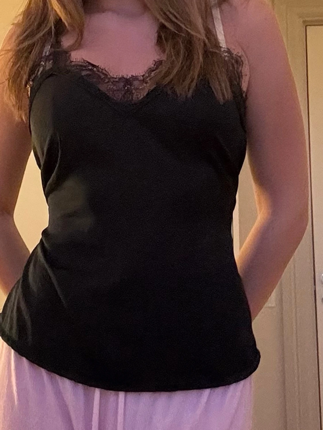 Svart linnetopp med spetsdetaljer - 1