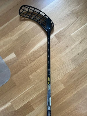 Exel innebandyklubba - Säljer nu en helt ny svart Exel E-lite 2.9 innebandyklubba. Klubban är 96cm lång och har 29 flex. På klubban sitter ett left svart E-fect blad i PP plast som är använt. Vid frågor eller funderingar är det bara att höra av sig.