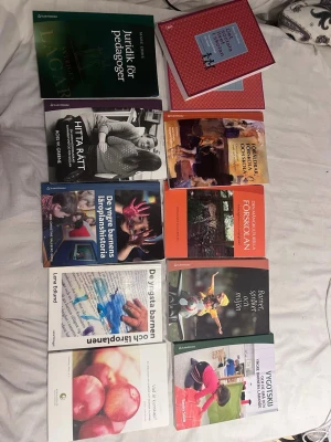 Paketpris studiemedel inom förskola - 11st böcker inom förskole plugg - finns två exemplar av en bok - finns markeringar i vissa böcker ( se bilder) - användt men fint skick