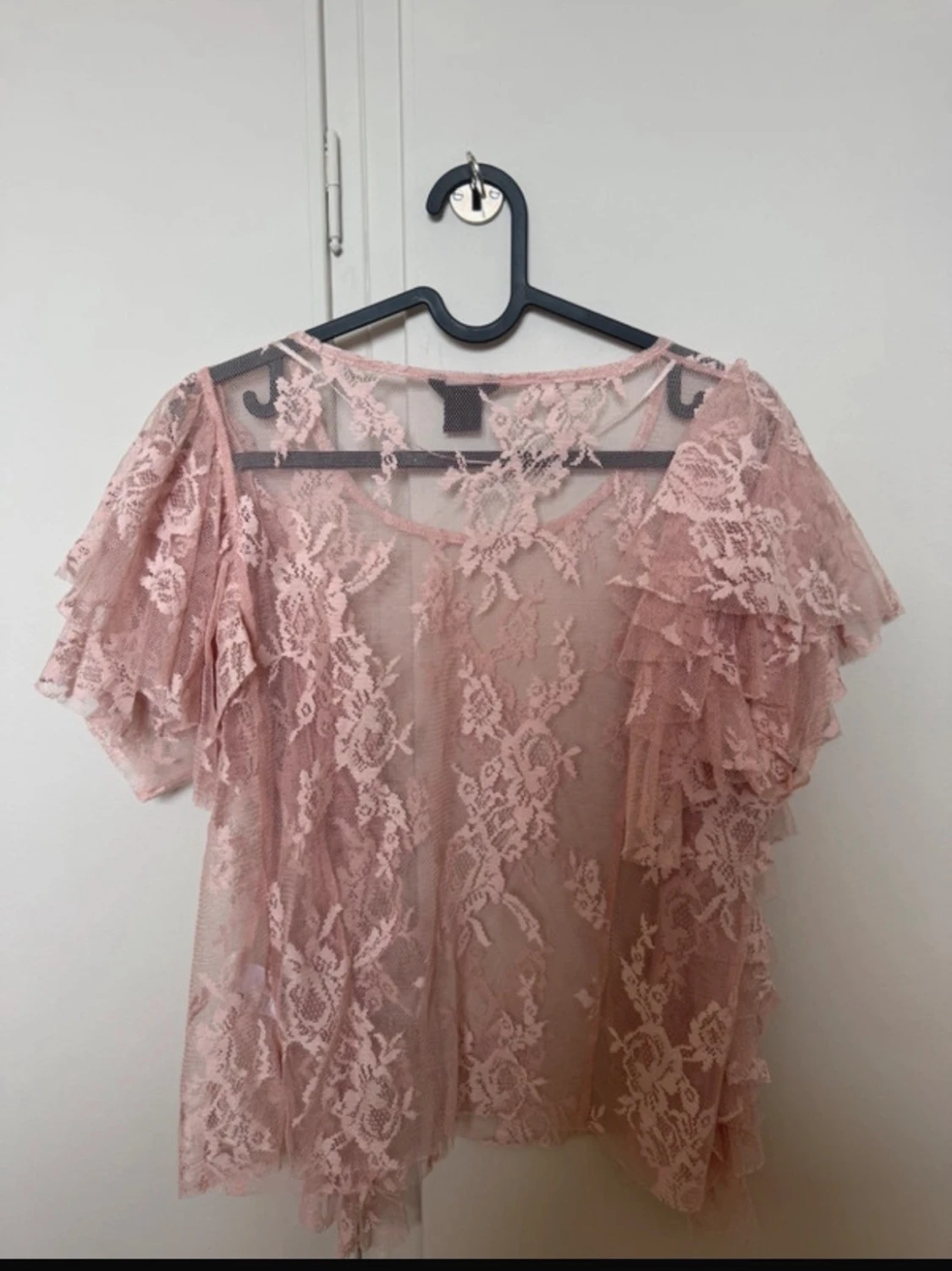 Rosa spetsblus med volanger - 1