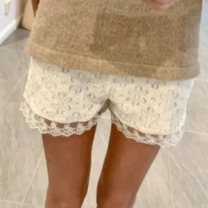 Vita spetsshorts med blommönster - Säljer dessa så söta spetsshortsen från Lindex som knappt är använda. Perfekta nu till vår och sommar! 😊
