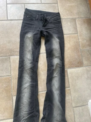 Cheap Monday svarta bootcut jeans - Säljer ett par svarta bootcut jeans från Cheap Monday, pris kan diskuteras! (Skriv för mera bilder)💕💕💕