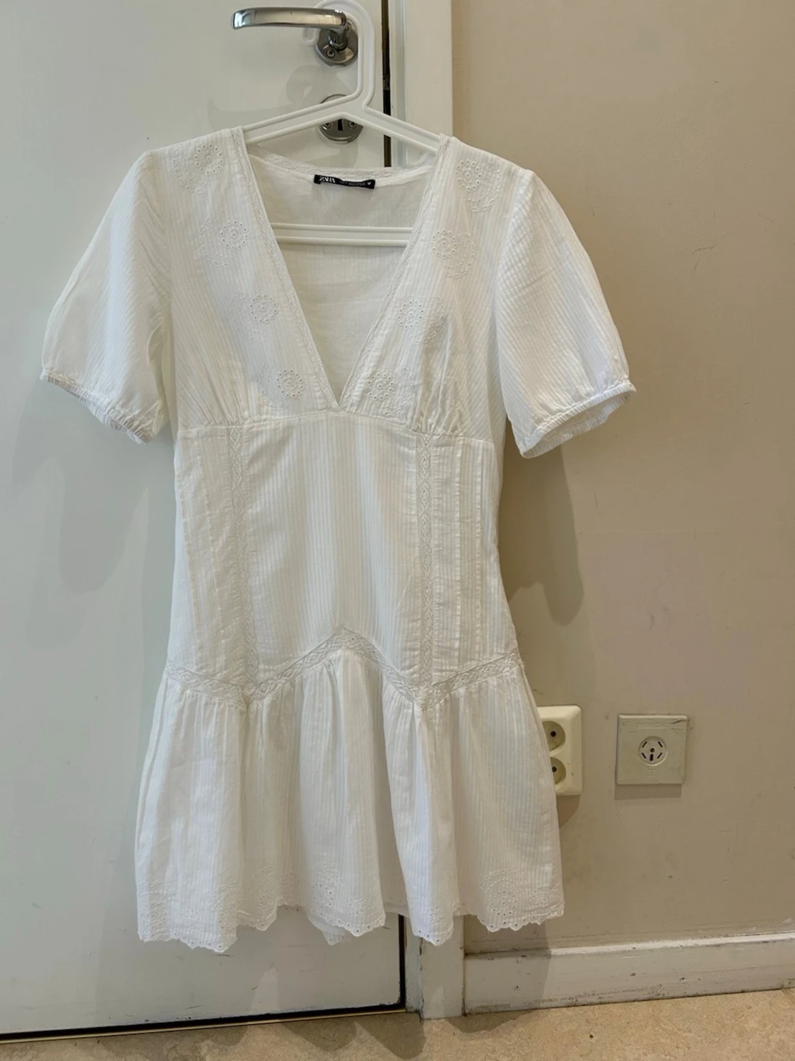  Ny slutsåld student Vit kort klänning med spets från Zara  - 1