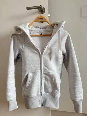 Ljusgrå zip hoodie från Russedress - Har nästan aldrig använts, nypris 750kr! Skriv om det finns fler frågor ❤️💋