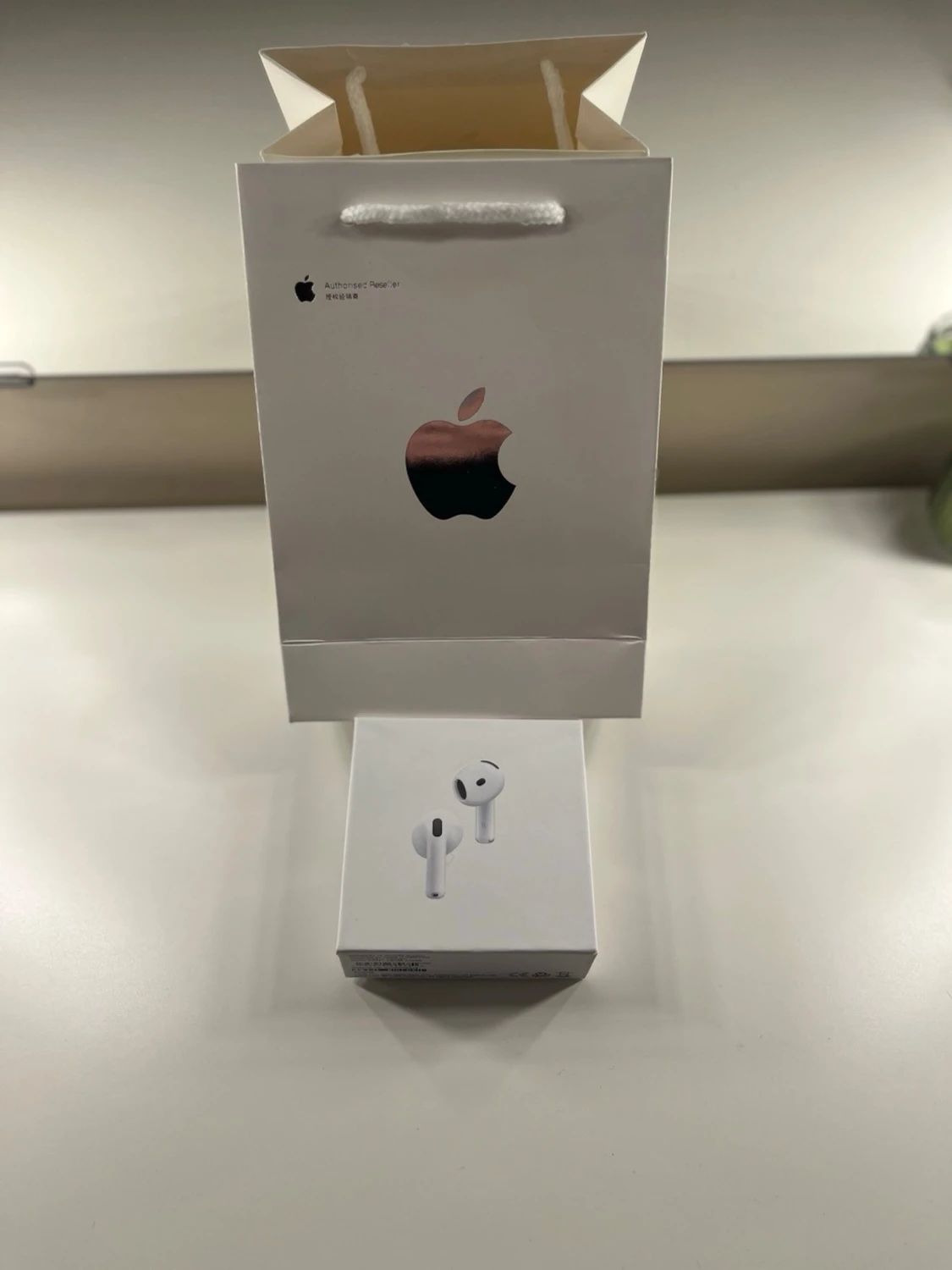 Apple AirPods 4