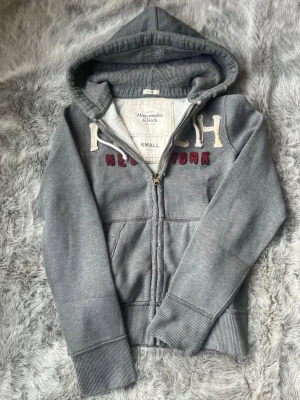 Abercrombie & Fitch hoodie  - Säljer denna sällsynta och mycket eftertraktade Abercrombie & Fitch hoodie | Storlek S | Skick 9/10 | Vid eventuella frågor hör gärna av dig och erbjuder bra pris vid köp av bundle 😁✅