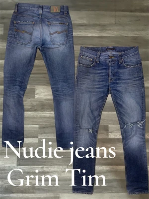 Nudie Jeans Grim Tim blå denim - Säljer ett par klassiska blå jeans från Nudie Jeans, modellen Grim Tim. Jeansen har en slim passform, fem fickor och slitningar vid knäna för en trendig look. Tillverkade i slitstark denim med snygga tvättade detaljer och kontrastsömmar.