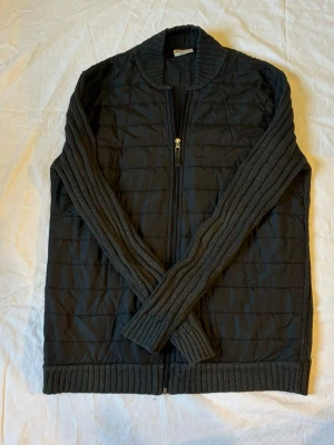 Snygg cardigan  - Riktigt clean cardigan med stickade ärmar, perfekt nu mot vår och sommar. Storlek M, kan även passa S. Passar till det mesta, skriv vid minsta intresse 😀