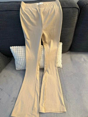 Byxor - Fina utsvängda byxor köpta på lager 157 i storlek XS. Aldrig använts. 🩷