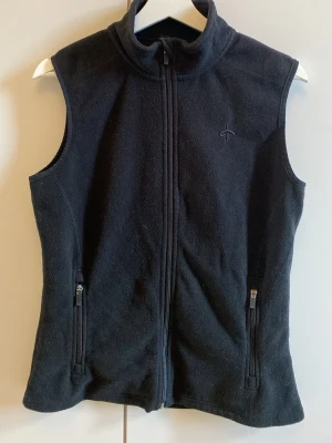 Fleece väst - En svart fleece väst i storlek M, köpt på stadium. Säljer då jag ej använder denna längre. True to size. Inga husdjur och rökfritt. 