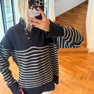 Stickad tröja - Säljer denna såå söta randiga mysiga tröja❤️❤️❤️