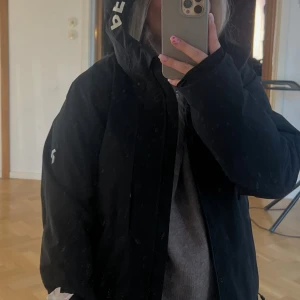 Svart vindjacka från Peak Performance - Säljer nu min peakperformance skidjacka som knappt är använd!!💓