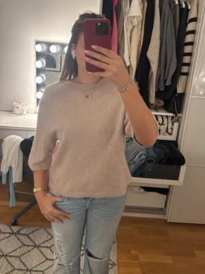 Beige stickad tröja ull alpacka mix frå other stories - Säljer nu denna beiga snygga stickade tshirt i ull och alpacka mix från & other stories i storlek M sitter som S! Anvönd men forfarande väldigt bra skick och inte nopprig!
