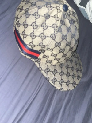 Gucci keps - Säljer en Gucci keps, fin och andvänd 2 gånger max. Var inget för mig därför jag säljer 