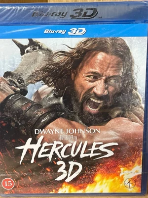 Hercules 3D Blu-ray med Dwayne Johnson - Säljer en Blu-ray 3D-utgåva av filmen Hercules med Dwayne Johnson i huvudrollen. Omslaget har en actionfylld design med eld och en häst i bakgrunden. Text på svenska, norska och finska på baksidan. Perfekt för dig som gillar äventyr och mytologi.