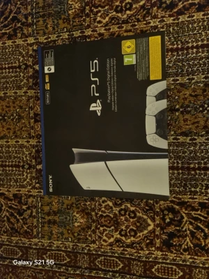 PlayStation 5 Digital Edition konsol - PlayStation 5 Digital Edition från Sony. Konsolen är vit med svarta detaljer och har en futuristisk, stilren design. Levereras i originalkartong med två vita DualSense-handkontroller. Perfekt för gaming med blixtsnabb SSD och stöd för 4K-grafik. Helt ny