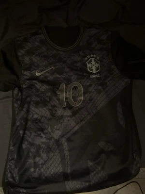 Svart Brasilien fotbollströja Neymar - Brasilien neymar nr 10. Pris kan diskuteras 