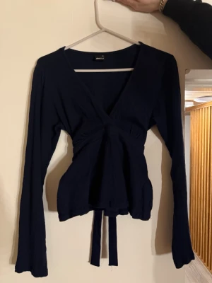 Topp med knytning - Topp med knytning ifrån GinaTricot. Slutsåld. Storlek XS, knappast använd 