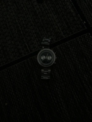 Silverfärgad klocka från Carlheim - Stilren klocka från Carlheim i silverfärgat metallarmband och rund urtavla. Klockan har kronograf-funktion med två mindre urtavlor och tydliga visare. Perfekt accessoar för dig som gillar en klassisk och modern look.