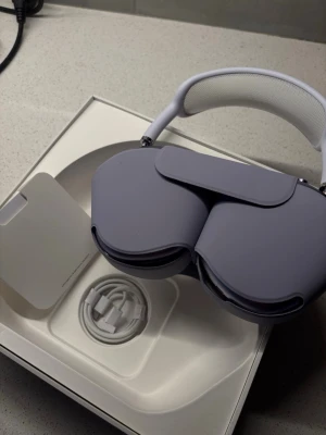 AlRPODS Max ~ Lila - Mer bilder finns privat! Dessa är bara använda ett fåtal gånger. Allt finns med, även laddare och dessa är i 9/10 skick. Fraktar samma dag👍