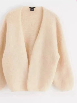 Beige stickad kofta Lindex - Mysig beige stickad kofta från Lindex. Väldigt populär och trendig! Lite nopprig men fortfarande fin! Stilren och lätt att matcha!