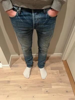 Blå slim fit jeans med slitningar från nn07 W 31 L 32 - Säljer ett par blå slim fit nn07 jeans med snygga slitningar och tvättade detaljer. Jeansen har klassisk femficksmodell, normal midja och dragkedjegylf. Perfekta för en avslappnad och trendig look. Pris 379kr 