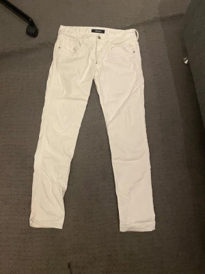 Vita Replay jeans  - Tja! Säljer mina jättefina vita replay jeans! Superbra skick bara använda 1 gång. Passar perfekt till vardag eller fest. Köpa på volt för cirka 1500kr. Hör av dig vid minsta fråga eller fundering! Storlek:W31 L32