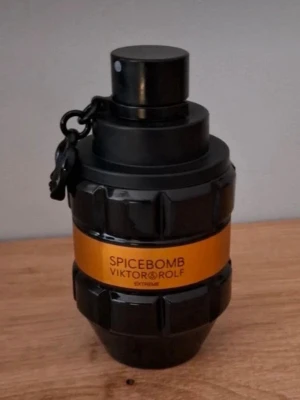 Spicebomb Extreme EdP 50ml Viktor & Rolf - Spicebomb Extreme från Viktor & Rolf är en Eau de Parfum med intensiv och kryddig doft. Flaskan har en unik, granatinspirerad design i svart med orange etikett. Förpackningen är silverfärgad med orange detalj och rymmer 50 ml spray.